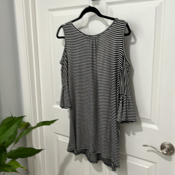 Cold shoulder, top by accident made in USA size large - Picture 2 of 4